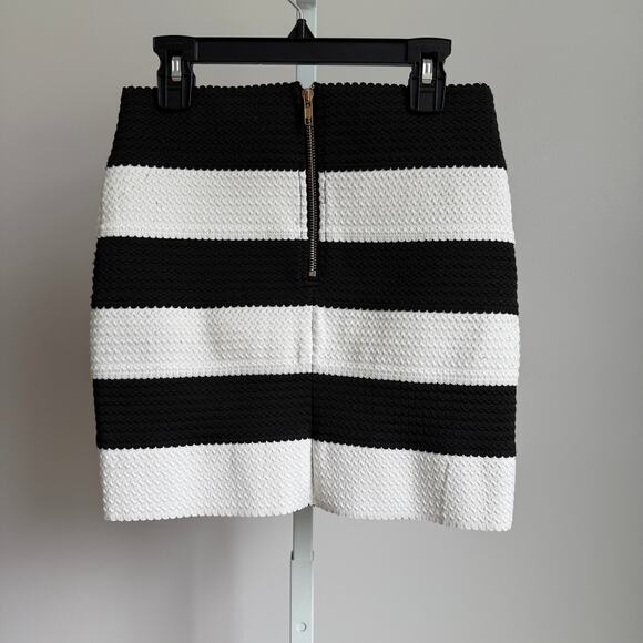 Pristine sz S Black & White Striped Textured Mini Skirt‎ - Picture 5 of 7